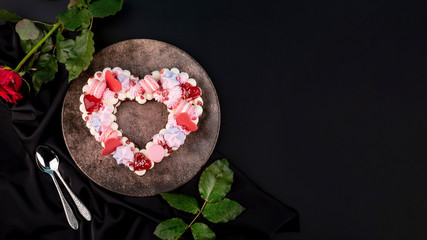 Obraz na płótnie Canvas Valentines day heart-shaped cake with copy space