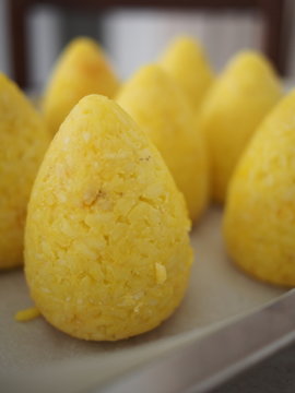 Preparazione di arancini, arancine. Sicilia, Italia