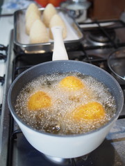 Preparazione di arancini, arancine. Sicilia, Italia