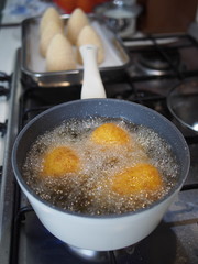 Preparazione di arancini, arancine. Sicilia, Italia