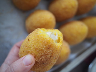 Preparazione di arancini, arancine. Sicilia, Italia