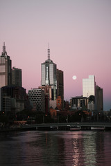 Naklejka premium Purple sky sunset with a river and city building view