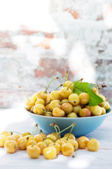 Yellow cherry in a bowl