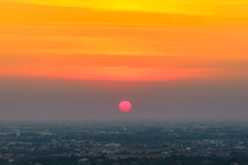 Obraz premium Sunrise sunset in the city with selective focus on the sun