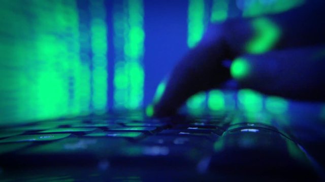 Matrix Effekt mit H&auml;nde die auf Computer Tastatur tippen