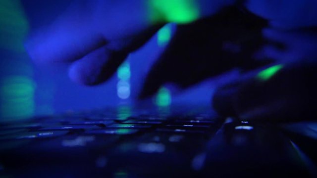 Matrix Effekt mit H&auml;nde die auf Computer Tastatur tippen