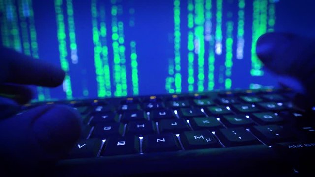 Matrix Effekt mit H&auml;nde die auf Computer Tastatur tippen