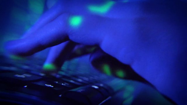 Matrix Effekt mit H&auml;nde die auf Computer Tastatur tippen