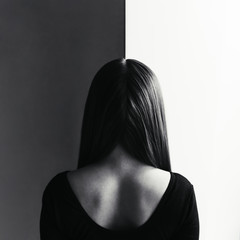 girl stands with his back, symmetry