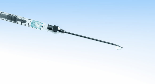 chip in der spritze mit impfstoff - Powered by Adobe