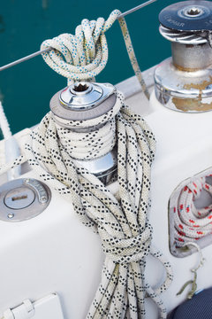 Detalle de unos cabos atados a una cornamusa en un barco de vela