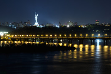 Fototapeta na wymiar night view of the river, paton bridge with lights from lanterns