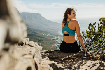 Woman hiker relaxing in the cliff - obrazy, fototapety, plakaty
