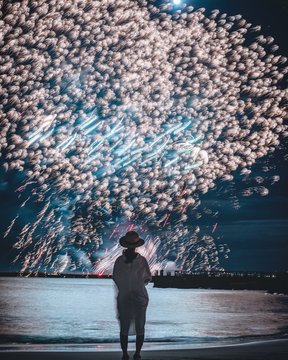 夏の熱海。花火と麦わら帽子。
