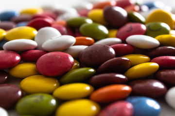 Montón de caramelos de chocolate y colores