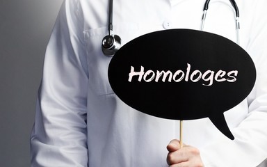 Homologes. Arzt mit Stethoskop hält Sprechblase in Hand. Text steht im Schild. Gesundheitswesen, Medizin