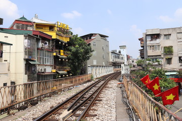 Drapeaux vietnamien le long d'une voie ferrée à Hanoï, Vietnam