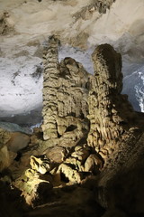 Fototapeta na wymiar Grotte de la baie d'Halong, Vietnam