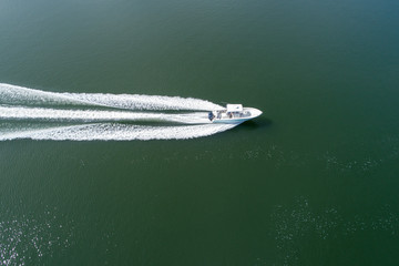 Naklejka premium Aerial view of a boat on the river