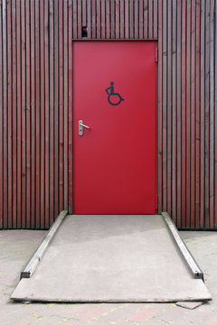 improvisierte rampe zur behindertentoilette