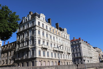 Fototapeta na wymiar Immeuble lyonnais typique situé à Lyon avenue de Grande Bretagne au bord du fleuve Rhône - Ville de Lyon - Département du Rhône - France