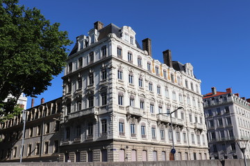 Fototapeta na wymiar Immeuble lyonnais typique situé à Lyon avenue de Grande Bretagne au bord du fleuve Rhône - Ville de Lyon - Département du Rhône - France