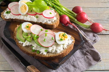 Rye bread with butter and radish.