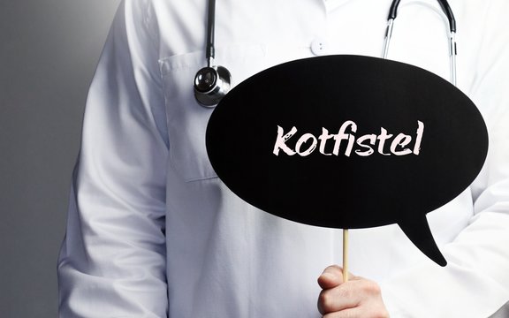 Kotfistel. Arzt mit Stethoskop h&auml;lt Sprechblase in Hand. Text steht im Schild. Gesundheitswesen, Medizin