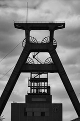 Der Förderturm einer Bergwerksanlage im Ruhrgebiet - obrazy, fototapety, plakaty