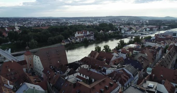 Drohnenaufnahme &uuml;ber Regensburg mit Blick auf den Salzstadel