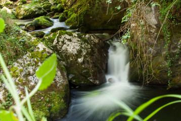 agua de rio con efecto sedoso, asturias, españa