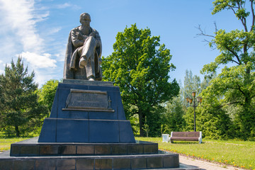 Obraz premium Monument to Fyodor Dostoevsky (2001, sculptor Vyacheslav Klykov). Staraya Russa town, Novgorod Oblast, Russia.