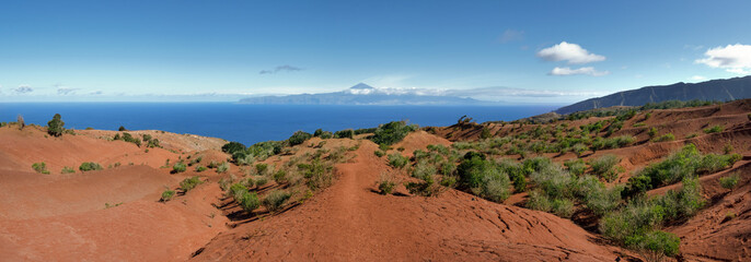 La Gomera - Wanderweg zum Aussichtspunkt Mirador de Abrante durch die rote Erosionslandschaft im...