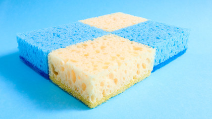 Many blue, red, yellow, green sponges are used to wash and wipe the dirt used by housewives in everyday life. They are made of porous material such as foam. good detergent retention