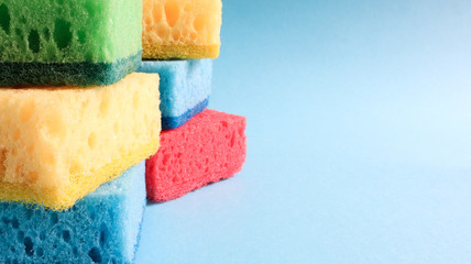Many blue, red, yellow, green sponges are used to wash and wipe the dirt used by housewives in everyday life. They are made of porous material such as foam. good detergent retention