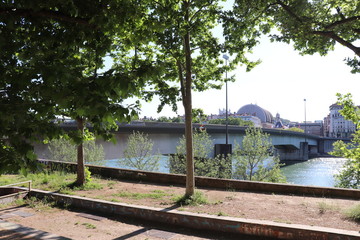 Le Pont Morand à Lyon sur le fleuve Rhône - Ville de Lyon - Département du Rhône - France