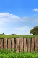 Barrière bois, arrière plan nature, campagne, ciel bleu