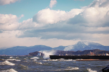 荒波の琵琶湖と雪の伊吹山の冬景色