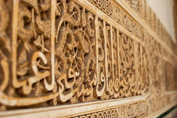 pared decorada en la alhambra, granada, andalucía, españa
