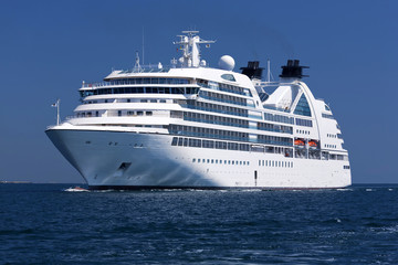 Fototapeta na wymiar Luxury cruise ship on the high seas
