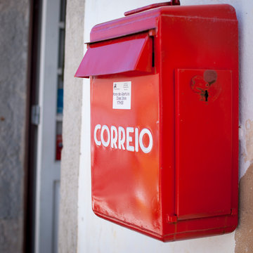 Buz&oacute;n de correos rojo