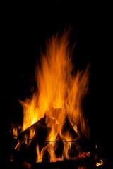 Poder del fuego en hoguera dentro de una cabaña