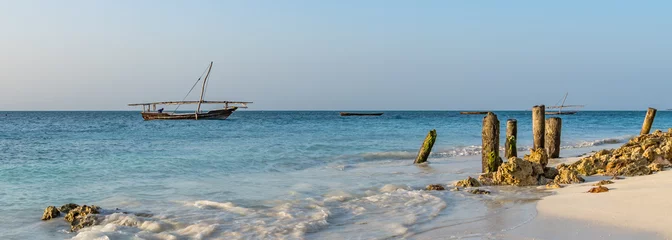 Photo sur Plexiglas Plage de Nungwi, Tanzanie Heure du coucher du soleil sur la plage de Nungwi avec un bateau sur un océan calme, Zanzibar Tanzanie, vue panoramique