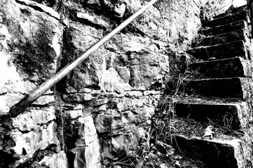 Alte Weinbergmauer aus Natursteinen in schwarz-weiß
