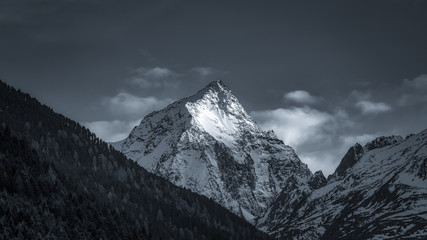 Obraz premium Fernerkogel (3277m) in Tirol/Österreich mit beleuchteter Gipfelregion