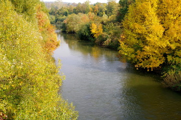 Bäume in herrlichen Herbstfarben an beiden Flußufern