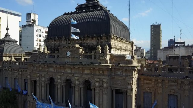 Vista aerea de la casa de gobierno de Tucuman, decorada con banderas de Argentina y la bandera de la provincia.