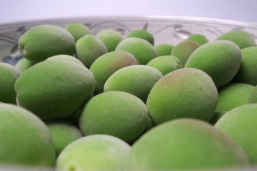 新鮮な小梅 - Fresh green small Japanese plums