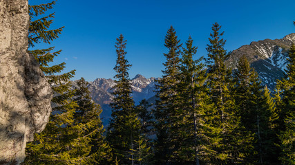 Panorama na Tatry Wysokie z Gęsiej Szyji przy zachodzącym słońcu. © slawjanek