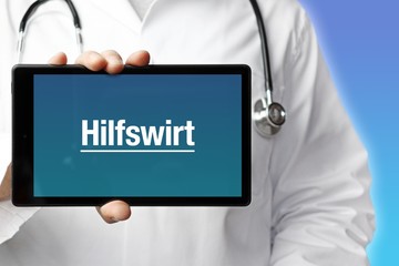Hilfswirt. Arzt mit Stethoskop hält Tablet-Computer in Hand. Text im Display. Blauer Hintergrund....